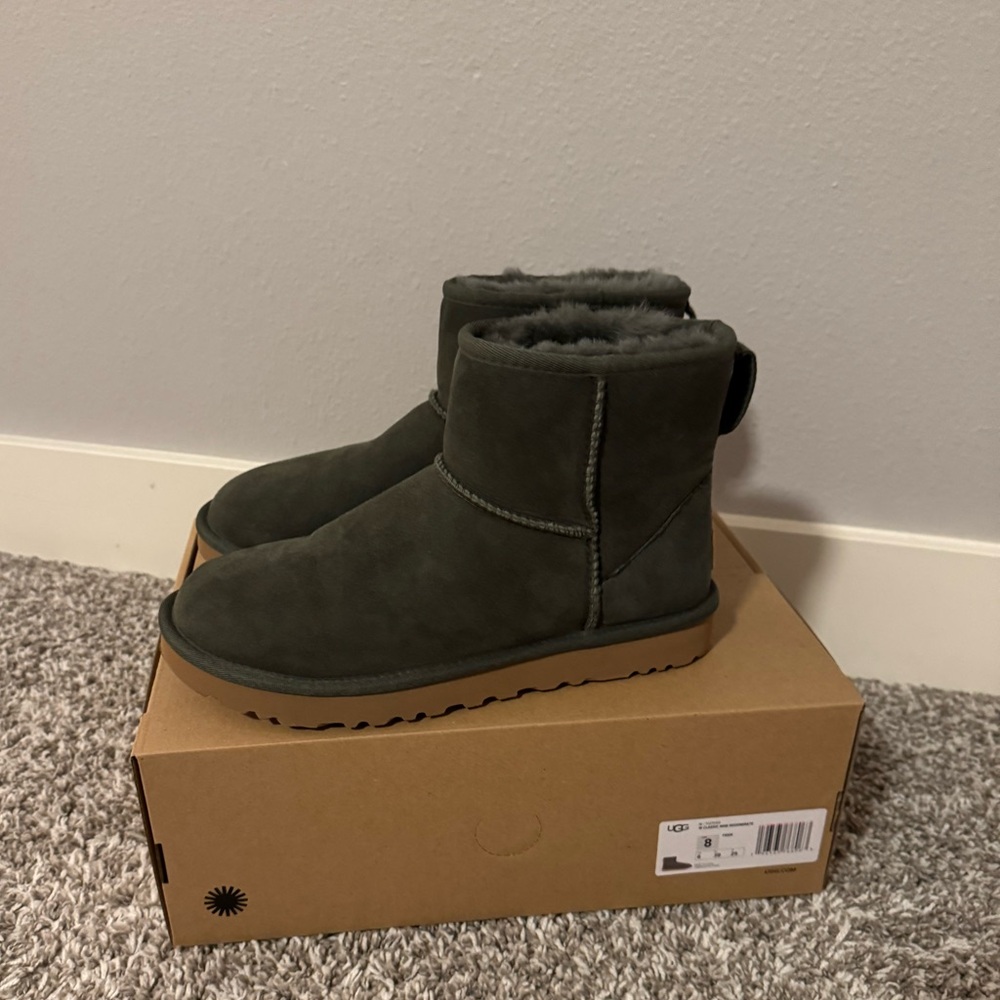 NIB Ugg Classic Mini Regenerate
